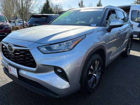Certified 2020 Toyota Highlander XLE image 2