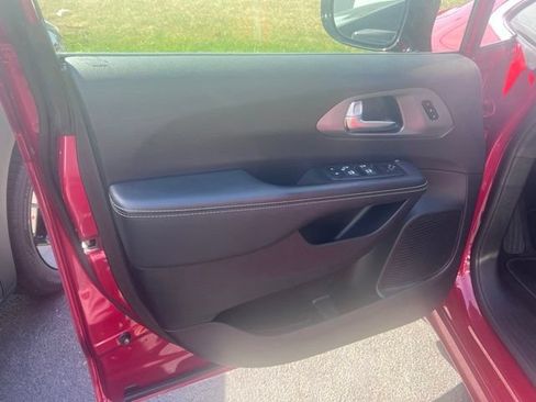 Used 2025 Chrysler Pacifica Select FWD image 11