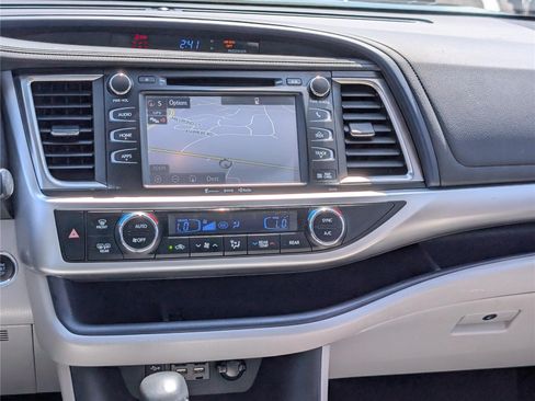 Used 2019 Toyota Highlander XLE AWD/4WD image 19