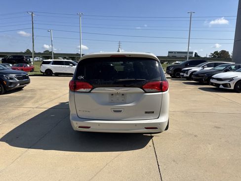 Used 2017 Chrysler Pacifica Touring image 21