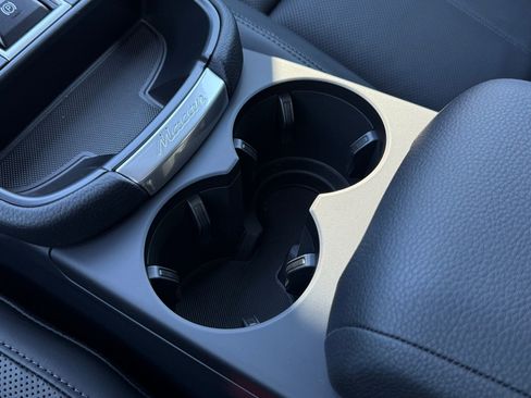 Used 2025 Porsche Macan AWD/4WD image 23