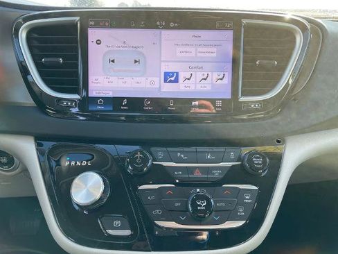 Used 2023 Chrysler Pacifica Touring-L image 20