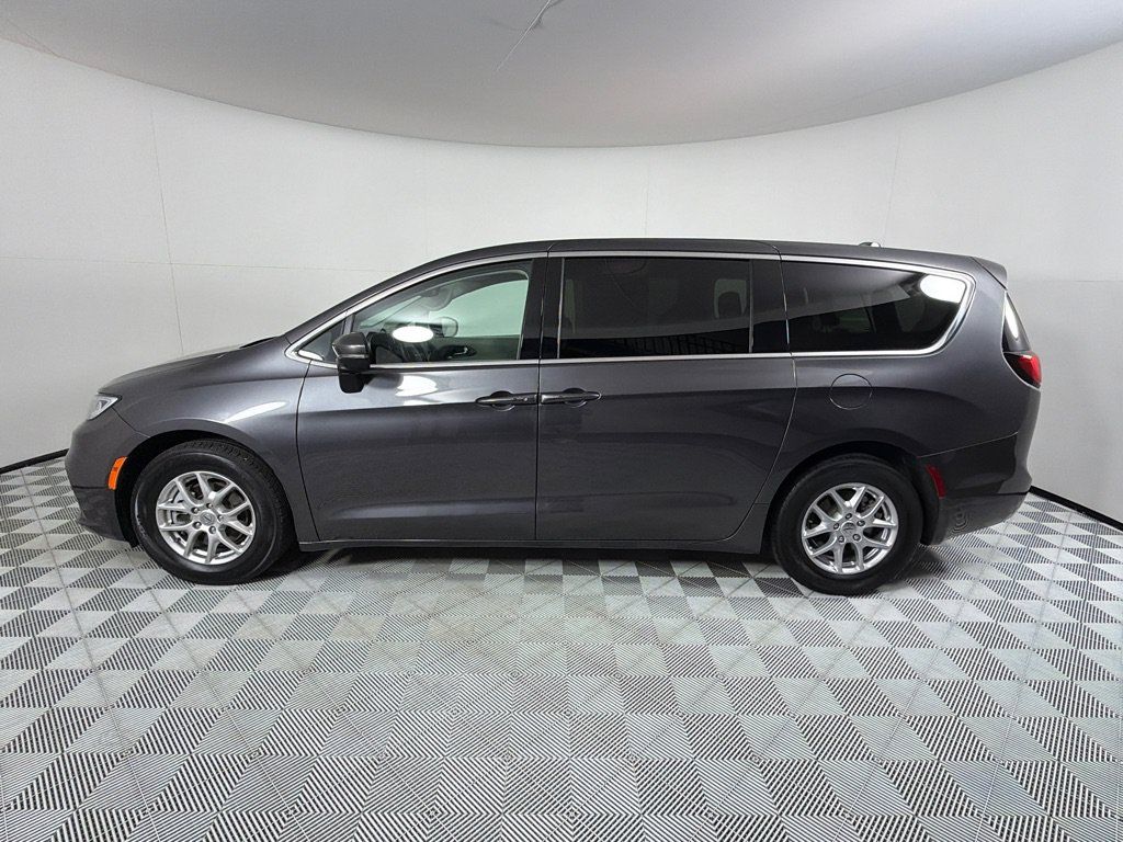 Used 2023 Chrysler Pacifica Touring-L FWD image 8