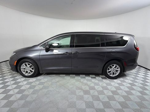 Used 2023 Chrysler Pacifica Touring-L FWD image 8