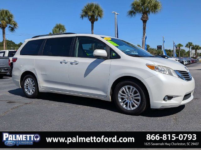 Used 2016 Toyota Sienna XLE FWD image 2