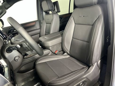 Used 2025 GMC Yukon XL Denali w/ Denali Reserve Package image 21