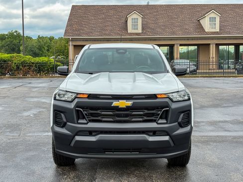 Used 2024 Chevrolet Colorado W/T w/ WT Convenience Package II RWD image 4