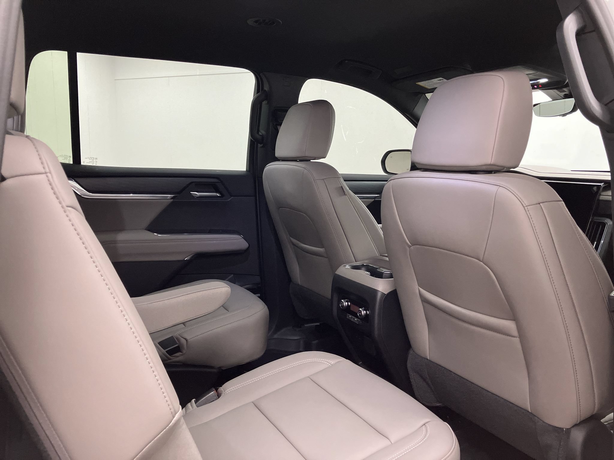 Used 2026 GMC Acadia Elevation w/ Elevation Premium Package AWD/4WD image 14