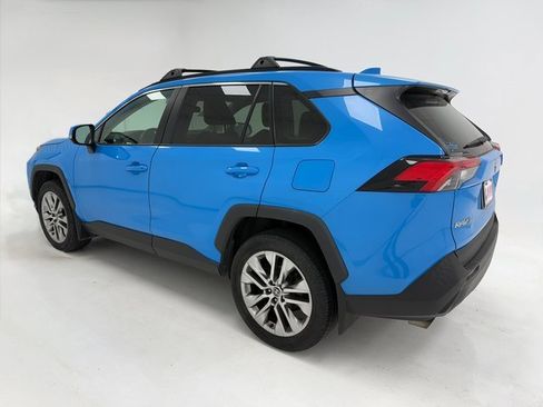 Used 2021 Toyota RAV4 XLE Premium image 17