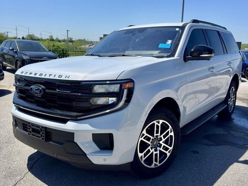 Used 2025 Ford Expedition Active AWD/4WD image 1