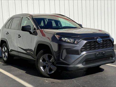 Used 2022 Toyota RAV4 LE image 2