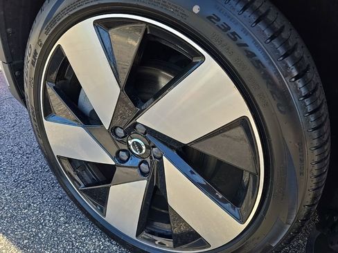 Used 2023 Volvo XC40 Recharge Ultimate image 4