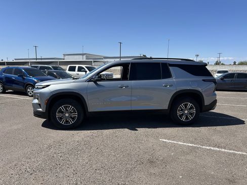 Used 2025 Chevrolet Traverse LT FWD image 2