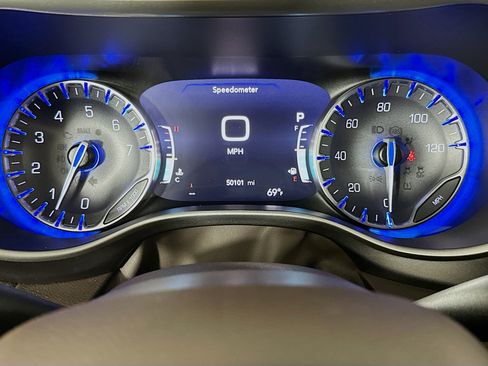 Used 2021 Chrysler Pacifica Touring-L image 19