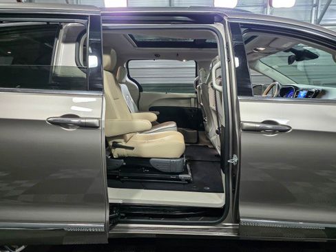 Used 2017 Chrysler Pacifica Limited image 21