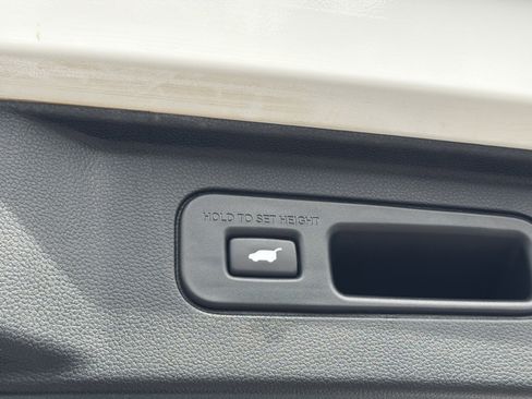 Certified 2023 Honda Pilot Touring image 9