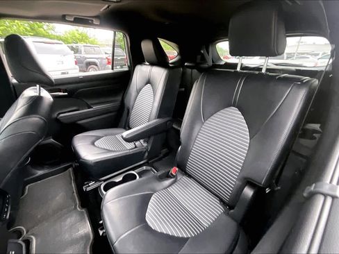 Used 2025 Toyota Highlander XSE AWD/4WD image 21