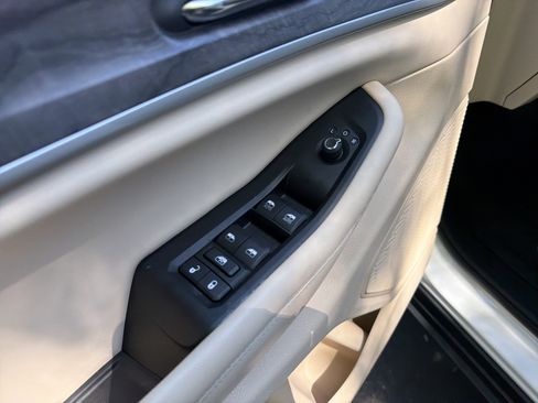 Used 2024 Jeep Grand Cherokee Limited w/ Luxury Tech Group II image 15