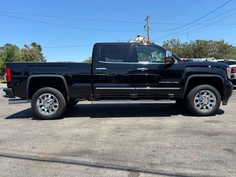 Used 2018 GMC Sierra 2500 Denali w/ Duramax Plus Package AWD/4WD image 3
