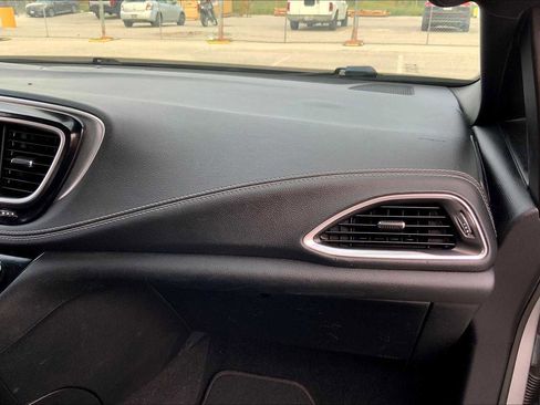 Used 2019 Chrysler Pacifica Limited w/ Advanced Safetytec Group FWD image 18