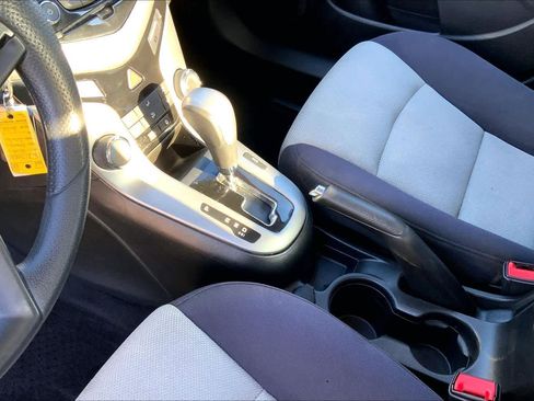 Used 2014 Chevrolet Cruze LS image 17