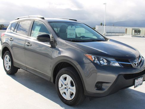 Used 2013 Toyota RAV4 LE image 2