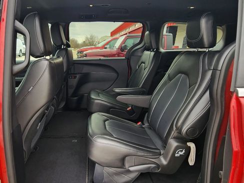 Used 2025 Chrysler Pacifica Select image 19