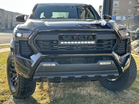 Used 2025 Toyota Tacoma SR5 image 4