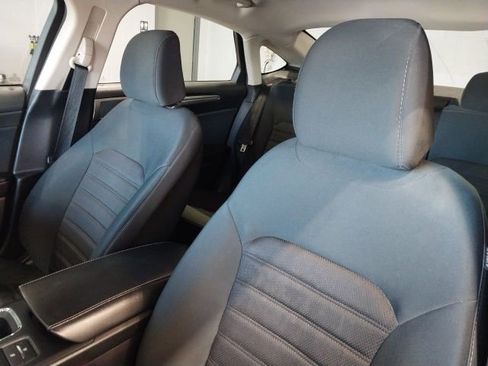 Used 2020 Ford Fusion SE image 4