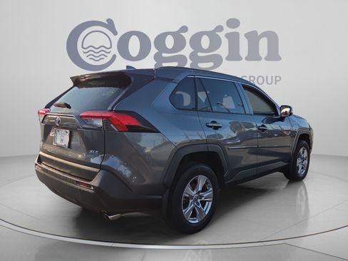 Used 2022 Toyota RAV4 XLE FWD image 5