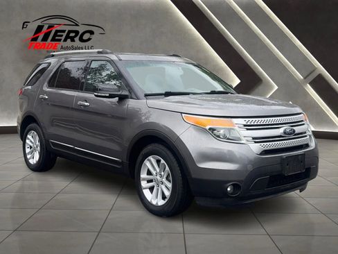 Used 2014 Ford Explorer XLT w/ Equipment Group 202A FWD image 1