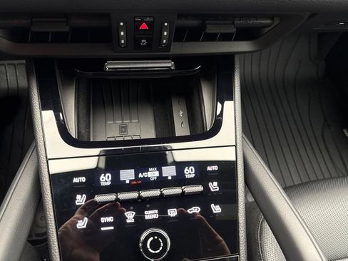 Certified 2024 Porsche Cayenne AWD/4WD image 34