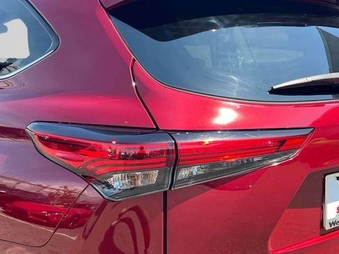 Used 2023 Toyota Highlander LE image 13
