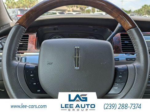Used 2011 Lincoln Town Car Signature Limited RWD image 20