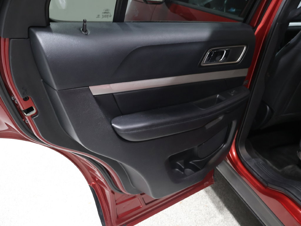 Used 2016 Ford Explorer XLT w/ Equipment Group 201A AWD/4WD image 19