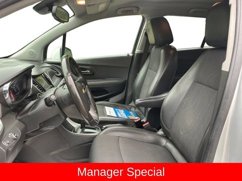 Used 2019 Chevrolet Trax LT w/ LT Convenience Package AWD/4WD image 17