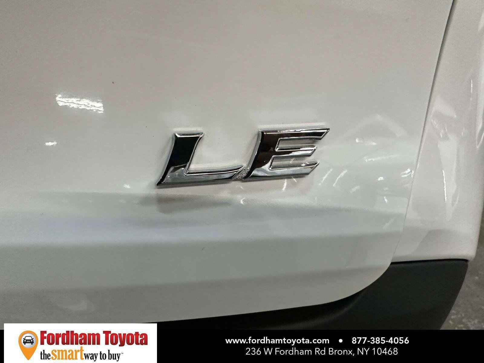 Used 2026 Toyota Sienna LE FWD image 9