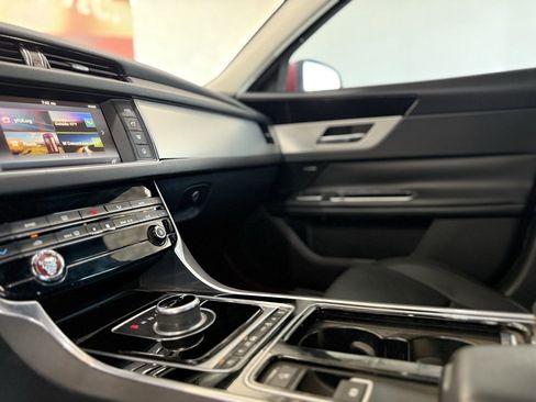Used 2017 Jaguar XF Premium image 37