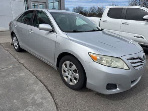 Used 2011 Toyota Camry LE image 2