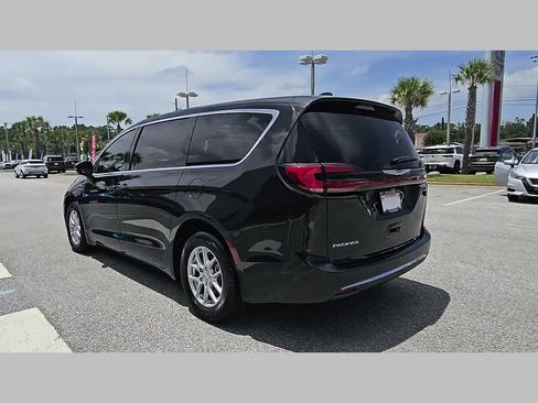 Used 2023 Chrysler Pacifica Touring-L w/ Uconnect Theater Family Group FWD image 28