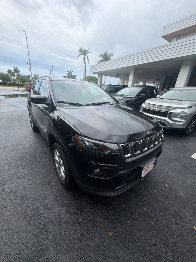 Used 2025 Jeep Compass Latitude AWD/4WD image 3