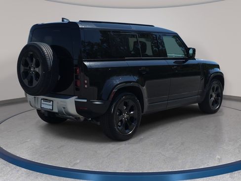 Used 2025 Land Rover Defender 110 S image 5