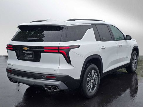 Used 2024 Chevrolet Traverse LT image 3