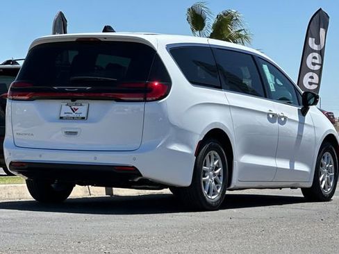 New 2027 Chrysler Pacifica Select FWD image 3