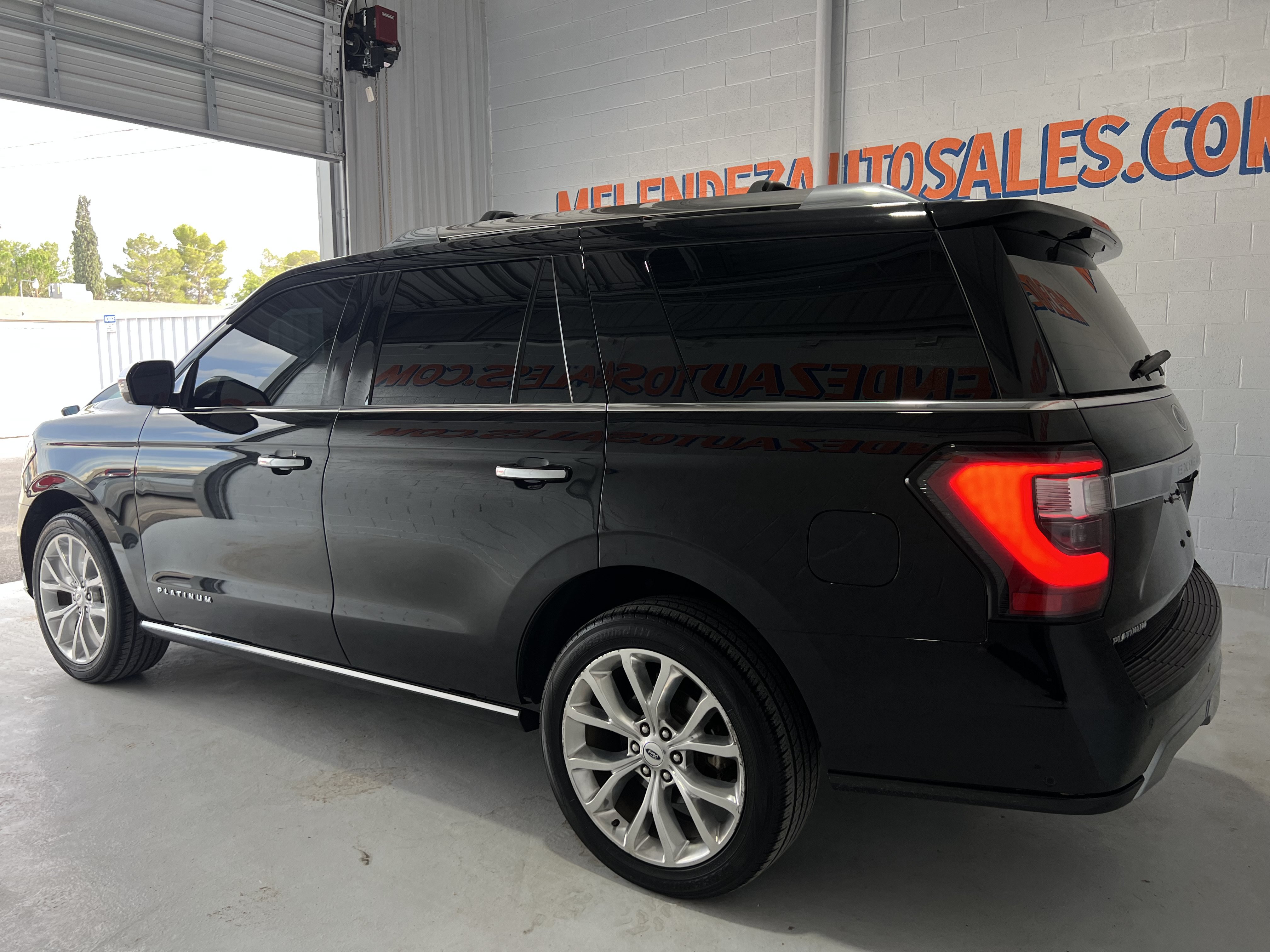 Used 2019 Ford Expedition Platinum RWD image 3