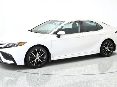 Used 2023 Toyota Camry SE FWD image 4