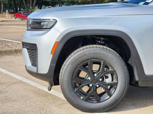 New 2026 Jeep Grand Cherokee L 2WD image 8