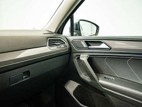 Used 2023 Volkswagen Tiguan SE FWD image 40