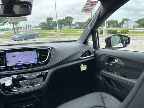 New 2026 Chrysler Pacifica Select image 49