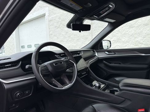 Certified 2024 Jeep Grand Cherokee L Limited w/ Luxury Tech Group II image 10